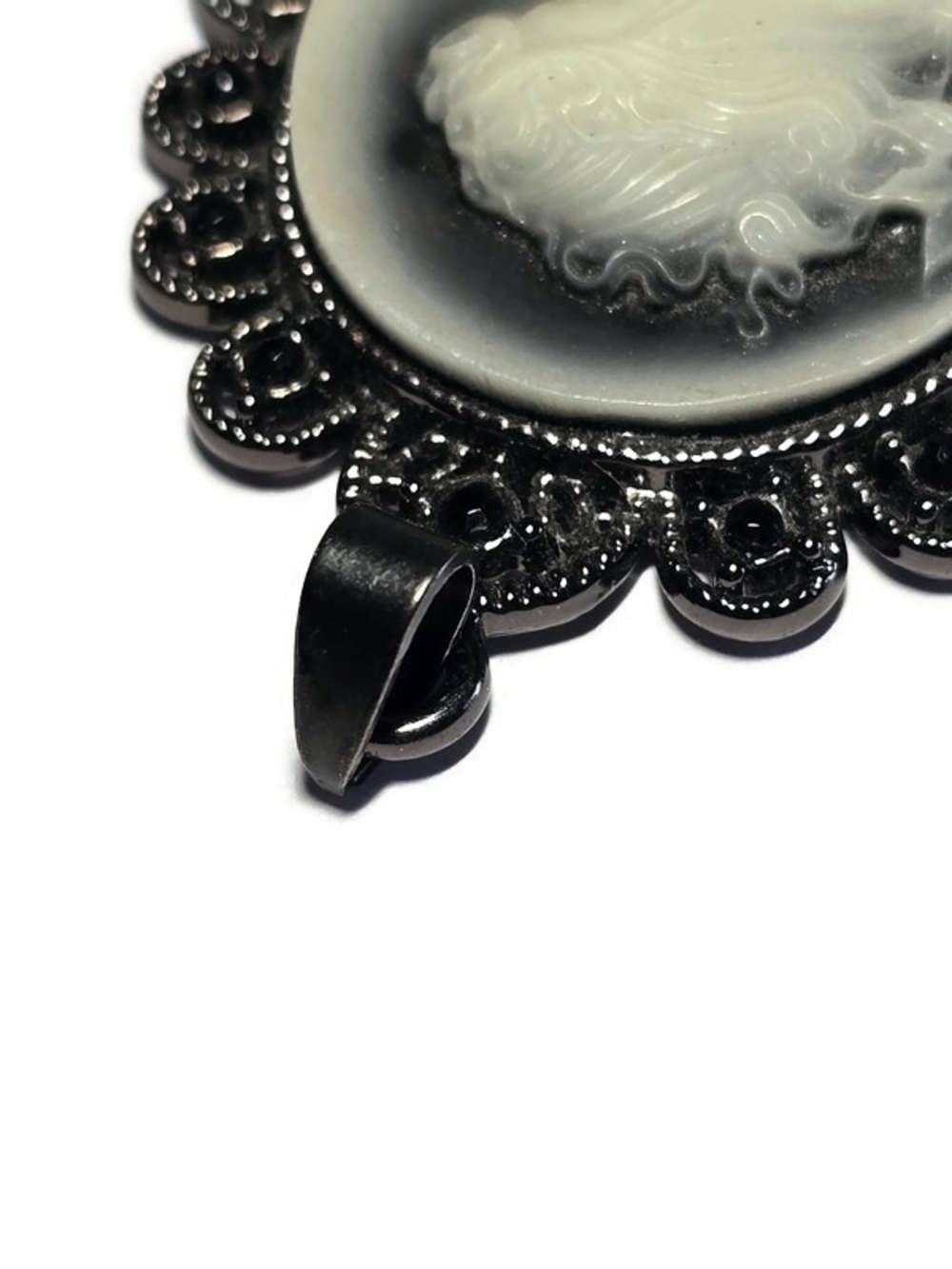 Vintage-Inspired Black and White Cameo Pendant Necklace - Picture 5 of 9